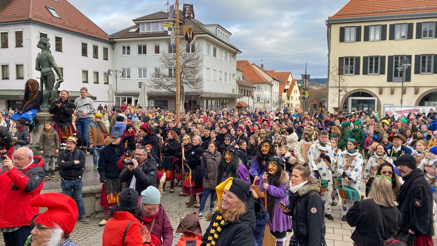 Beim ersten gemeinsamen Balinger Narrensprung nehmen alle 9 Narrengruppen aus 6 Balinger Teilorten teil. Marktplatz Balingen