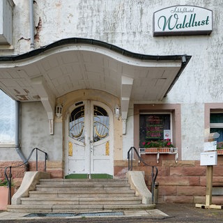 Das ehemalige Grand Hotel Waldlust ist heute ein Lost Place, der viele Fotografen anzieht. Ein Verein bietet die Möglichkeit an dort zu übernachten.