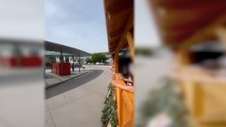 Der Maiwagen am ersten Mai am Busbahnhof in Nagold: Wie auf Sylt haben die Mitfahrenden ausländerfeindliche Parolen gegrölt. Das Bild stammt aus dem aktuell verbreiteten Video.