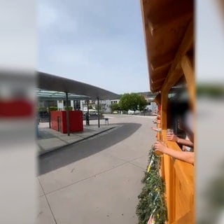 Der Maiwagen am ersten Mai am Busbahnhof in Nagold: Wie auf Sylt haben die Mitfahrenden ausländerfeindliche Parolen gegrölt. Das Bild stammt aus dem aktuell verbreiteten Video.