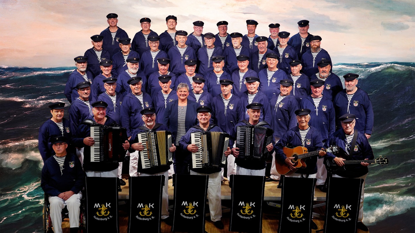 Gruppenbild Shanty-Chor der Marinekameradschaft Rottenburg mit Chorleiterin Angelika Stierle.