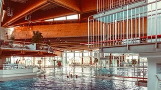 Innenaufnahme mit Sprungturm im Panoramabad in Freudenstadt