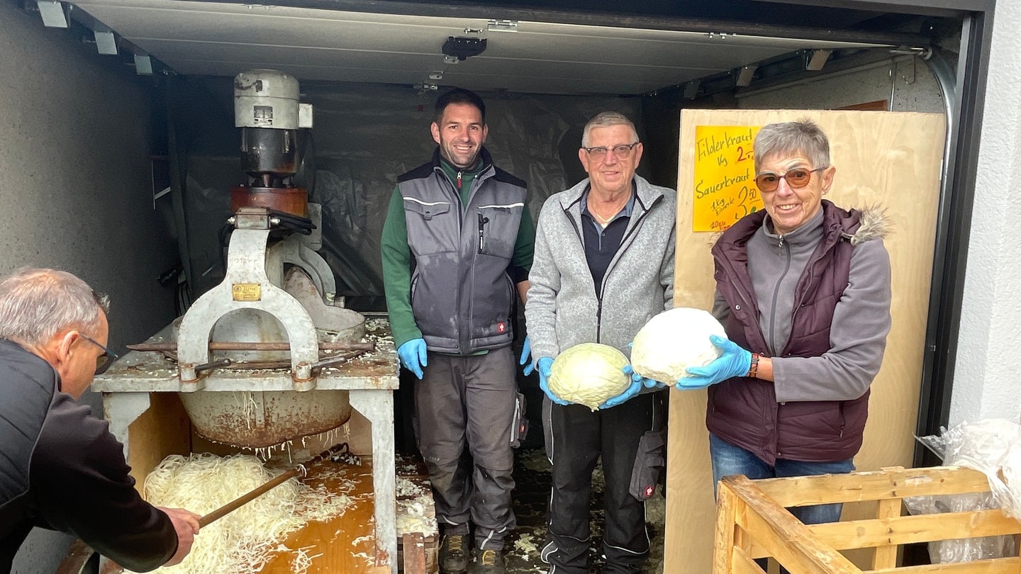 Die Familie von Josef Hugger hobelt an einer alten Maschine regionales Kraut in der Garage für ihre Kunden