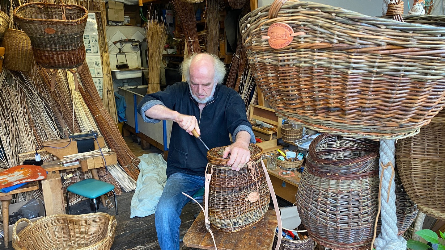 Korbmacher Dieter Deringer in seiner Werkstatt in Neufra (Kreis Sigmaringen)