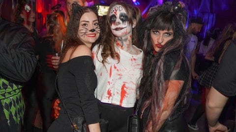 Verkleidete Frauen auf einer Halloweenparty