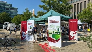 Zahlreiche Infostände beim Extremwettertag in Reutlingen, der in der Stadthalle und im Bürgerpark stattgefunden hat.