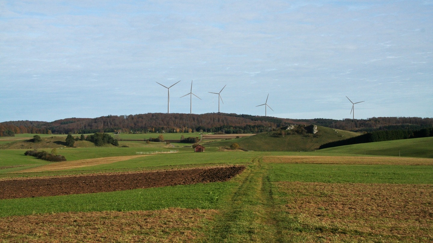 Die Visualisierung zeigt, wie der Windpark Hohfleck aus Richtung Sonnenbühl Undingen aussehen soll