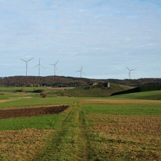 Die Visualisierung zeigt, wie der Windpark Hohfleck aus Richtung Sonnenbühl Undingen aussehen soll