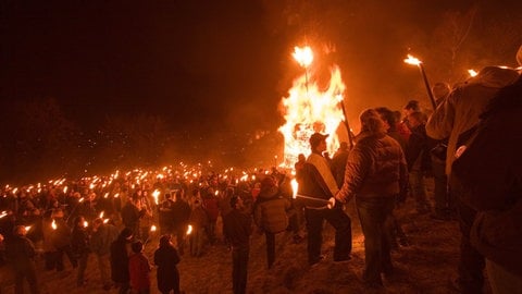 In Altensteig im Kreis Calw wird am Heiligabend das Fackelfeuer entzündet.