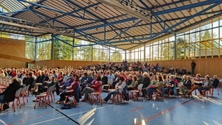 Veranstaltung in der Schlossparkhalle in Geislingen der Bürgerinitiative Waldhof gegen das KSK Absprunggelände. Auf dem Waldhof-Areal bei Geislingen ist ein Absetzgelände für Fallschirmspringer mit Flugplatz für KSK und US-Streitkräfte geplant.