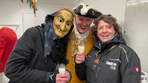 Friederike Dauser ist auch 2023 wieder in der Fasnet unterwegs. Hier zu sehen beim Anstoßen mit der Bockzunft in Stetten am kalten Markt (Kreis Sigmaringen).