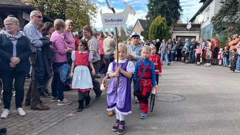 Mit der Feuerwehrziege als Markenzeichen laufen die Kinder mit beim Festumzug zum Almabtrieb in Alpirsbach-Peterzell.