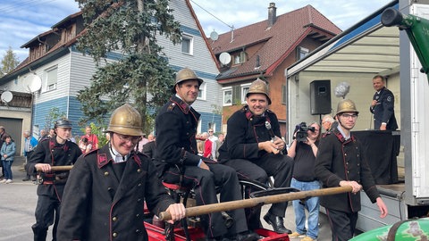 Die Feuerwehr zeigt beim Festumzug zum Almabtrieb in Alpirsbach-Peterzell historische Uniformen und Geräte.