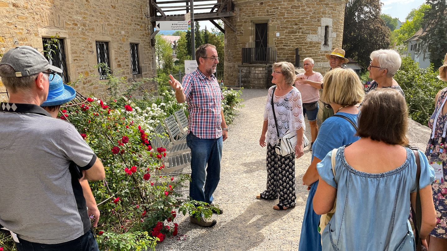 Hörer und Hörerinnen von SWR4 Tübingen bei einer Exklusivführung über die Gartenschau Balingen mit SWR Gartenexperte Volker Kugel