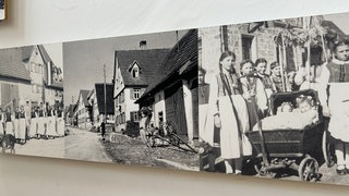 Alte Bilder im Museum im alten Schulhaus in Gruorn zeigen das Dorfleben vor der Zwangsräumung 1939.reut