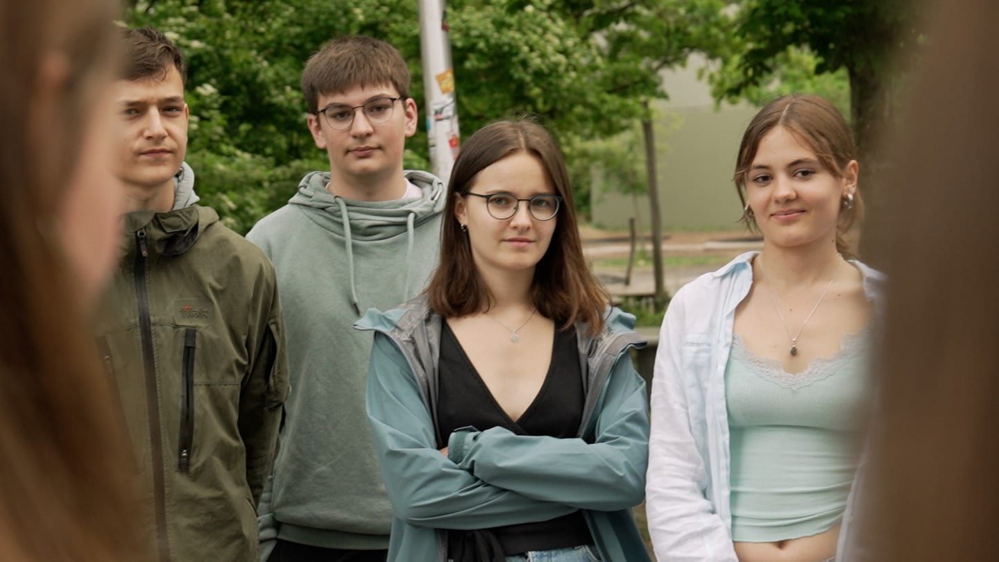 Jugendliche am Carlo-Schmid-Gymnasium in Tübingen hören ihren Mitschülern zu. Die zehnte Klasse befasst sich zum Jubiläum intensiv mit dem Grundgesetz - und Carlo Schmid.