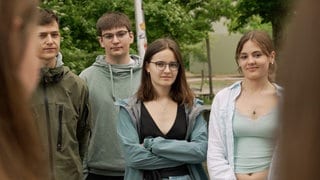 Jugendliche am Carlo-Schmid-Gymnasium in Tübingen hören ihren Mitschülern zu. Die zehnte Klasse befasst sich zum Jubiläum intensiv mit dem Grundgesetz - und Carlo Schmid.