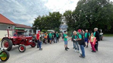 Die Traktorenfreunde haben am Wochenende eine Ausfahrt gemacht und Kinder mitgenommen.