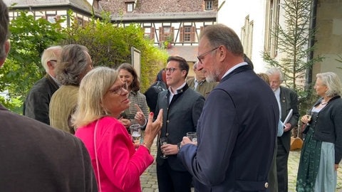 Manuel Hagel, CDU-Landesvorsitzender, und weitere Festgäste beim 100-jährigen Jubiläum der Kreisjägervereinigung in Tübingen-Bebenhausen