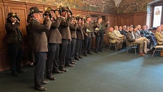 Die Jäger im Kreis Tübingen feiern Jubiläum: Das Jagdhornbläsercorps spielt im Grünen Saal Bebenhausen während des Festakts.