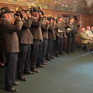 Die Jäger im Kreis Tübingen feiern Jubiläum: Das Jagdhornbläsercorps spielt im Grünen Saal Bebenhausen während des Festakts.