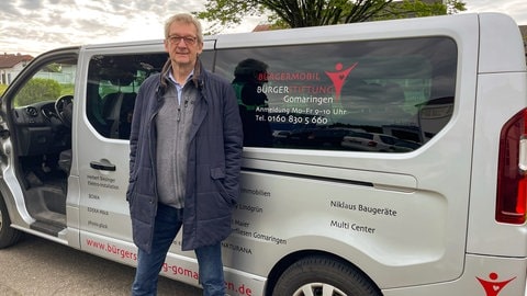 Johannes Rothmund von der Bürgerstiftung Gomaringen steht neben einem Kleinbus, dem Bürgermobil.