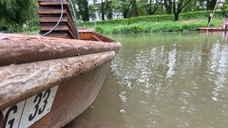 Bei hohem Pegelstand liegen Stocherkähne am Ufer des Neckars in Tübingen. | Foto: Leon Spachmann