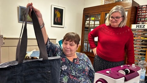 Eine Kursteilnehmerin präsentiert ihre selbst genähte Tasche. Aussortierte Kleidung kann in Reutlingen im Textil-Recycling-Café der Bruderhaus-Diakonie mitgebracht und zu Taschen und anderem umgenäht werden.