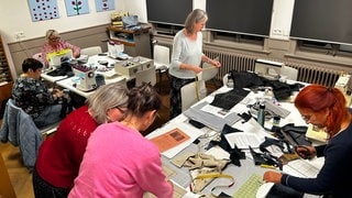 Übersicht des Seminarraums von erhöhter Position. Aussortierte Kleidung kann in Reutlingen im Textil-Recycling-Café der Bruderhaus-Diakonie mitgebracht und zu Taschen und anderem umgenäht werden.