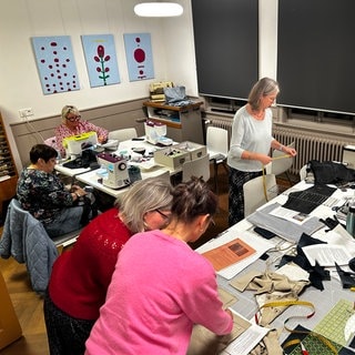 Übersicht des Seminarraums von erhöhter Position. Aussortierte Kleidung kann in Reutlingen im Textil-Recycling-Café der Bruderhaus-Diakonie mitgebracht und zu Taschen und anderem umgenäht werden.