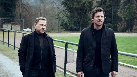 Szenenbild aus dem Tatort aus Stuttgart am 17.11. Die Kommissare Thorsten Lannert und Sebastian Bootz von vorne.