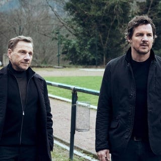 Szenenbild aus dem Tatort aus Stuttgart am 17.11. Die Kommissare Thorsten Lannert und Sebastian Bootz von vorne.