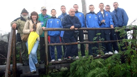 Regenwetter im August im Nordschwarzwald, aber die jungen Sportler aus dem polnischen Partnerkreis sehen zufrieden aus. Walter Trefz trägt seinen Försterhut und lacht herzlich. 