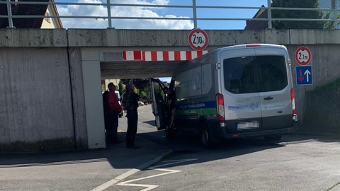 Ein Transporter hängt in Mengen-Ennetach unter einer Bahnunterführung fest. Passanten versuchen, das Fahrzeug zu befreien. 