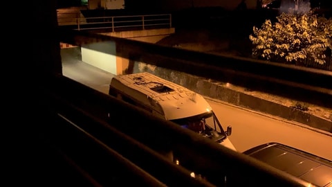 Ein Transporter mit verkratztem Dach. In Mengen-Ennetach stoßen Fahrzeuge regelmäßig gegen eine Bahnunterführung. 