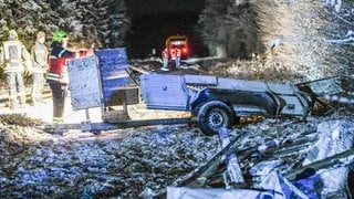 Einsatzkräfte der Feuerwehr sichern an einem Bahnübergang zwischen den Nagoldern Ortsteilen Schietingen und Gündringen nach der Kollision eines mit Rindern beladenen Pkw-Anhängers und einem Personenzug den Anhänger. Die Tiere verendeten noch an der Unfallstelle. 