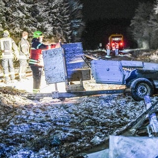 Einsatzkräfte der Feuerwehr sichern an einem Bahnübergang zwischen den Nagoldern Ortsteilen Schietingen und Gündringen nach der Kollision eines mit Rindern beladenen Pkw-Anhängers und einem Personenzug den Anhänger. Die Tiere verendeten noch an der Unfallstelle. 