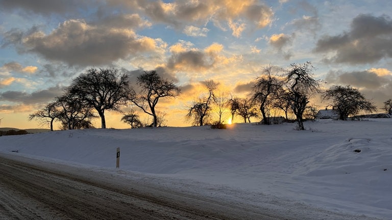 Verschneite Landschaft in Winterlingen-Benzingen (Zollernalkreis) bei Sonnenaufgang