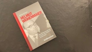 Cover des Buches über Weihenmaier: Ein Schwarzweißbild des ehemaligen Landrats, ernst mit Brille und Krawatte