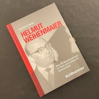 Cover des Buches über Weihenmaier: Ein Schwarzweißbild des ehemaligen Landrats, ernst mit Brille und Krawatte