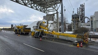 Ein Autokran ist an einer Schutzbrücke in Dotternhausen (Zollernalbkreis) hängengeblieben und umgestürzt. Er blockiert die Fahrbahn.