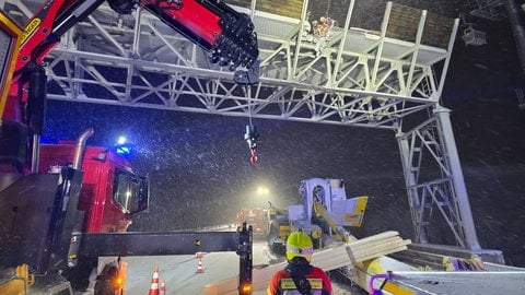 Die Feuerwehr war im Schneentreiben bis tief in die Nacht damit beschäftigt, den umgestürzten Kran auf der B27 zu bergen. 