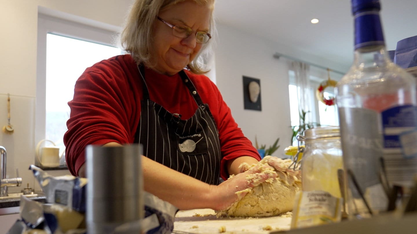 Weihnachtsbäckerin aus Pfullingen backt Christstollen für über 500 Bestellungen