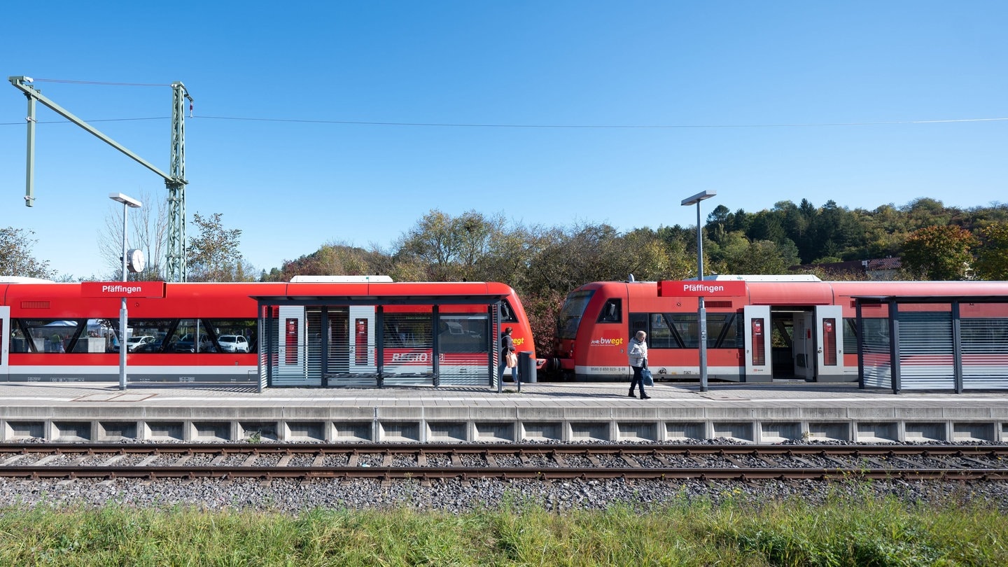 Ein Zug der Ammertalbahn steht im Bahnhof Ammerbuch-Pfäffingen (Kreis Tübingen).