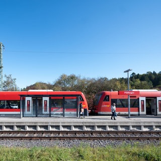 Ein Zug der Ammertalbahn steht im Bahnhof Ammerbuch-Pfäffingen (Kreis Tübingen).