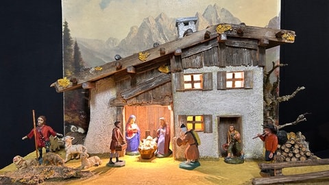 Eine alpenländische Weihnachtskrippe zu sehen im Museum für Volkskunst in Meßstetten (Zollernalbkreis).