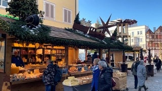 Der Weihnachtsmarkt in Reutlingen ist eröffnet. Schon am ersten Tag haben sich die Gassen in der Innenstadt gefüllt.