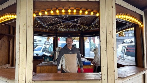 Auf dem Weihnachtsmarkt in Reutlingen: Hermann Zimmermann, der Betreiber der Glühwein-Pyramide, steht in seinem Stand.