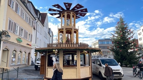 Im Vordergrund eine Glühwein-Pyramide, dahinter ein geschmückter Tannenbaum auf dem Weihnachtsmarkt in Reutlingen. Die Pyramide hat teilweise für Ärger gesorgt.