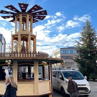 Im Vordergrund eine Glühwein-Pyramide, dahinter ein geschmückter Tannenbaum auf dem Weihnachtsmarkt in Reutlingen. Die Pyramide hat teilweise für Ärger gesorgt.